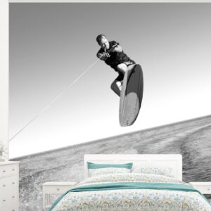 Behang - Fotobehang Een man met een wetsuit is aan het wakeboarden op zee - zwart wit - Breedte 300 cm x hoogte 240 cm