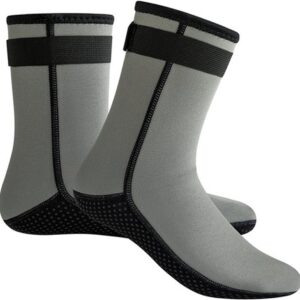 Grijze wetsuitsokken maat M, 3 mm neopreen, warm en antislip, geschikt voor zwemmen en watersporten.