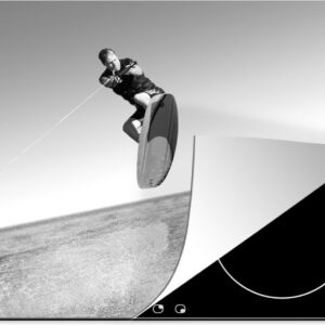 KitchenYeah® Inductie beschermer 59x51 cm - Een man met een wetsuit is aan het wakeboarden op zee - zwart wit - Kookplaataccessoires - Afdekplaat voor kookplaat - Inductiebeschermer - Inductiemat - Inductieplaat mat