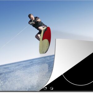 KitchenYeah® Inductie beschermer 59x52 cm - Een man met een wetsuit is aan het wakeboarden op zee - Kookplaataccessoires - Afdekplaat voor kookplaat - Inductiebeschermer - Inductiemat - Inductieplaat mat