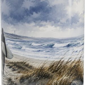 Mok met Surfer in de Noordzee Duinen - Aquarel Illustratie van een Surfsilhouet op het Strand bij een Onstuimige Zee - Stoere Koffiemok voor Golfsurfers