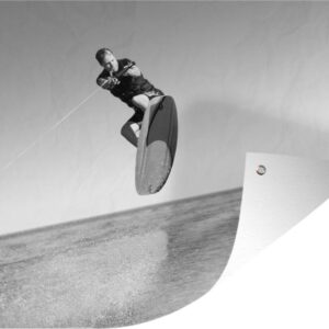 Muurdecoratie buiten Een man met een wetsuit is aan het wakeboarden op zee - zwart wit - 160x120 cm - Tuindoek