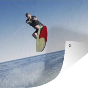 Tuin decoratie Een man met een wetsuit is aan het wakeboarden op zee - 40x30 cm - Tuindoek